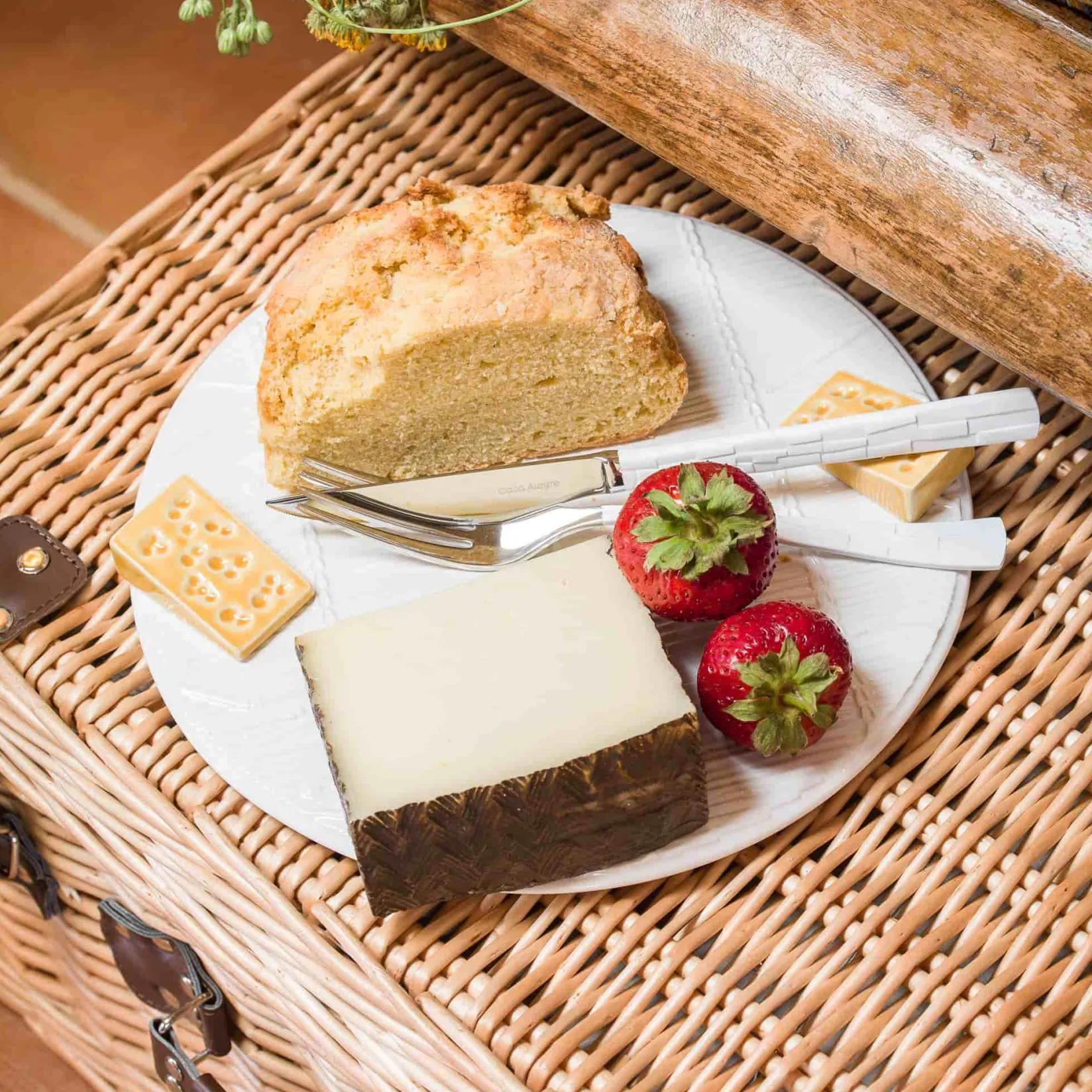 Bordallo Pinheiro Table Setting|Serveware^White Cheese Tray with Yellow Cheese